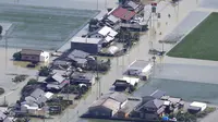 Pemandangan dari udara menunjukkan area banjir akibat hujan deras di Takeo, Prefektur Saga, barat daya Jepang, Minggu (15/8/2021). Lebih dari 500 rumah di seluruh negeri telah rusak akibat banjir dan tanah longsor," kata badan penanggulangan bencana. (Kyodo News via AP)