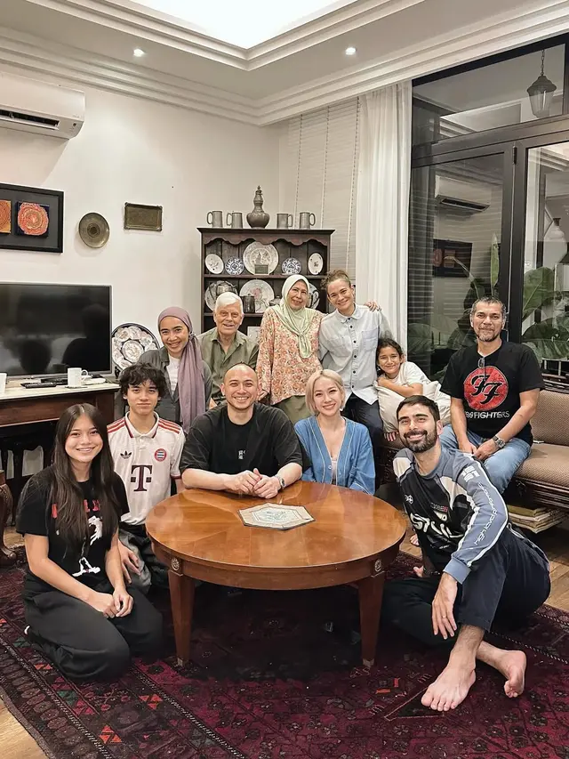 Intip Potret BCL Makan Siang Bareng Anak dan Suami, Sosok Perempuan Muda Bareng Noah Curi Perhatian