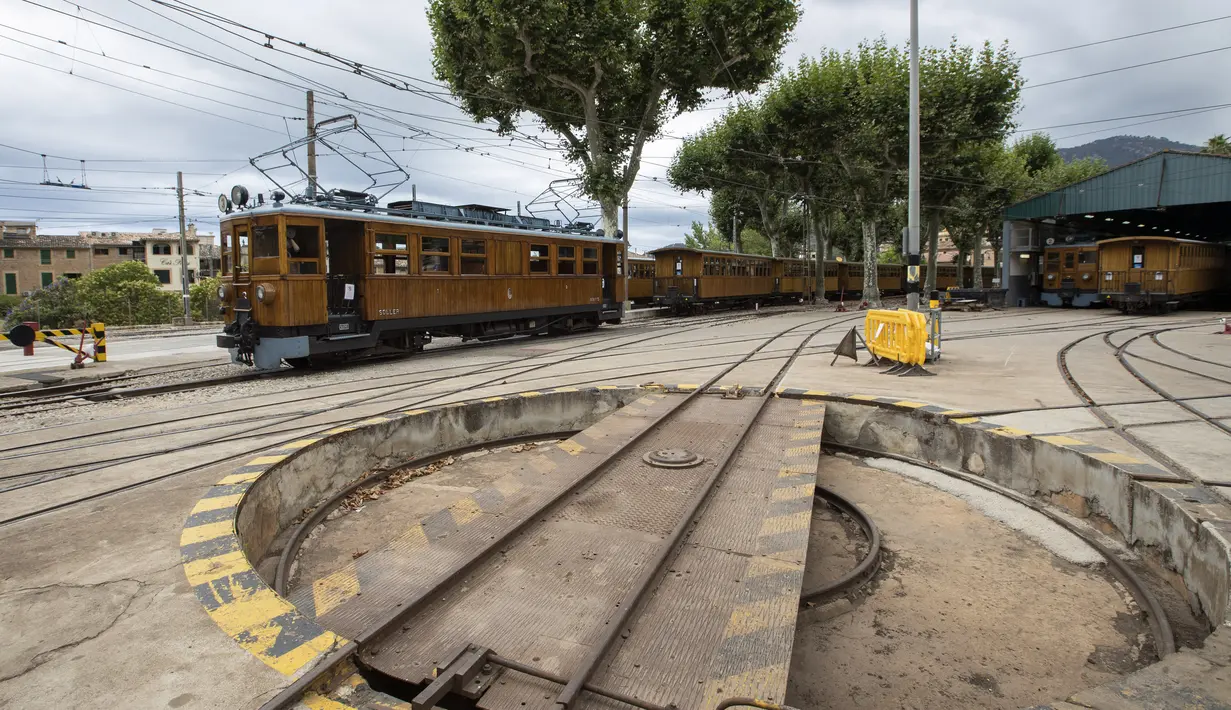 Area perawatan kereta Palma-Soller di bengkel stasiun Soller di Pulau Balearic Spanyol Mallorca (14/7/2021). Kereta dan lokomotif mempertahankan desain aslinya, dengan pemeliharaan dan perbaikan dilakukan di bengkel kereta api itu sendiri, dengan menghormati model awal. (AFP/Jaime Reina)