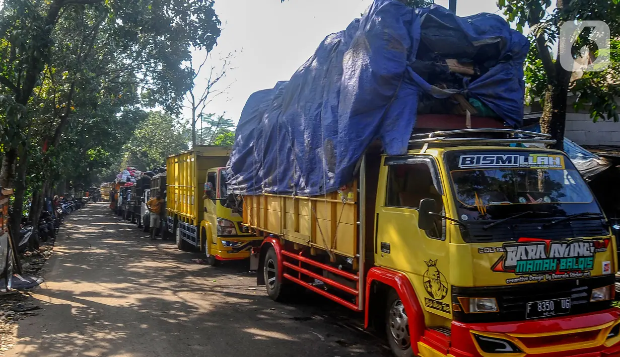 Sementara itu, pembuangan dilakukan pada satu titik dan tak bisa dilakukan bersamaan, sehingga truk harus masuk secara bergantian. (merdeka.com/Arie Basuki)