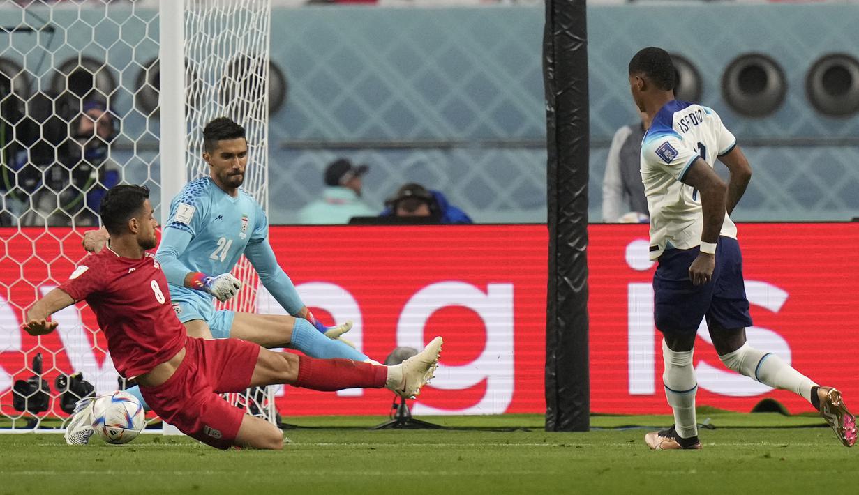 Meski selalu masuk sebagai pemain pengganti dalam kedua laga tersebut, Marcus Rashford telah mampu menyumbang 1 gol ke gawang Iran. Pada laga menghadapi Iran ia hanya bemain selama 19 menit, sementara saat berjumpa Amerika Serikat ia hanya tampil pada 12 menit terakhir. (AP/Alessandra Tarantino)