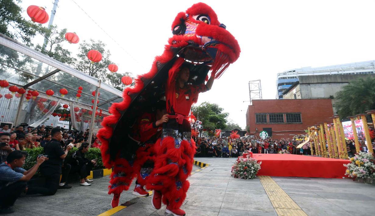 Berbagai pertunjukan seni budaya serta aktivitas ekonomi kreatif masyarakat dihadirkan dalam perayaan Cap Go Meh ini. Tampak dalam foto, penari Barongsai saat tampil pada puncak perayaan Cap Go Meh di kawasan Pancoran Chinatown Point Mall, Jakarta, Selasa 3 Maret 2026. (Kapanlagi.com/Budy Santoso)