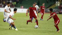 Pemain Timnas U-22, Ezra Walian menggiring bola pertandingan Sepak Bola Indonesia melawan Malaysia di Stadion Shah Alam, Selangor, Sabtu (26/08). Indonesia kalah 0-1 dari tuan rumah Malaysia di Sea Games 2017. (Liputan6.com/Faizal Fanani)