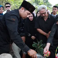 Proses pemakaman almarhum Rodjali bin Toto. Sebelumnya, kabar duka tersebut beredar lewat ‘broadcast’ media sosial di kalangan awak pers. (Deki Prayoga/Bintang.com)