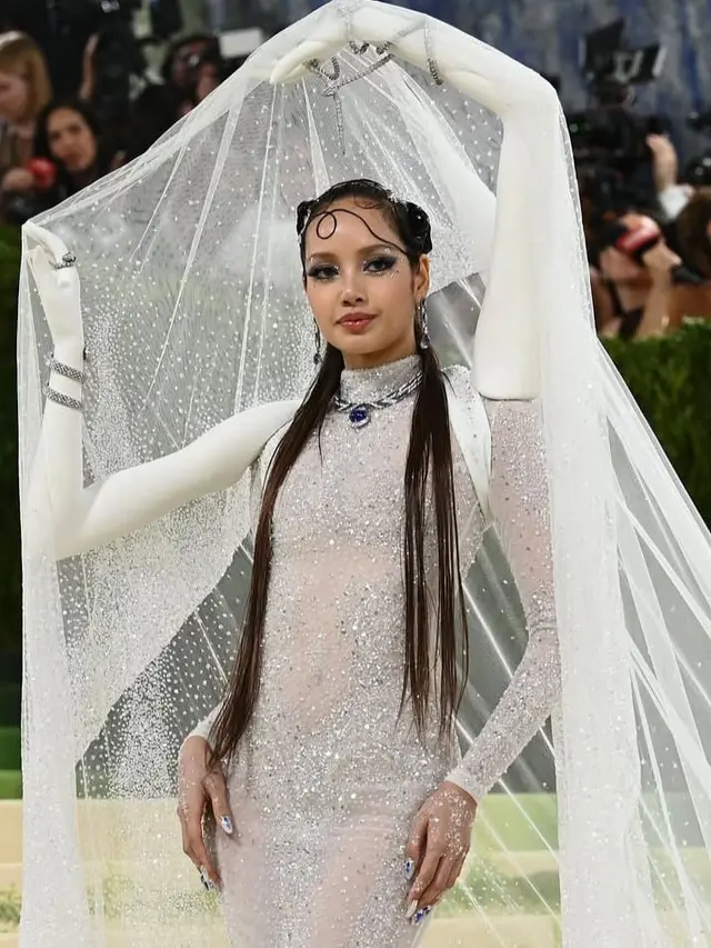 Lisa Tampil Artistik di Met Gala 2026 Lewat Gaun Kuston Robert Wun