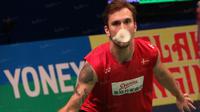 Jan O Jorgensen melihat kok yang melayang didepannya saat melawan Lee Chong Wei pada final tunggal putra BCA Indonesia Open 2016 di Istora Gelora Bung Karno, Senayan, Jakarta, Minggu (5/6/2016). (Bola.com/Nicklas Hanoatubun)