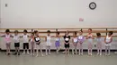 Anak-anak berbaris menunggu giliran audisi sekolah balet terkenal di dunia, School of American Ballet (SAB), di New York, Senin (1/4). Sekolah balet ini memilih sekitar 100 anak perempuan dan laki-laki berusia 6 tahun untuk mengikuti pelatihan pada musim gugur nanti. (TIMOTHY A. CLARY/AFP)