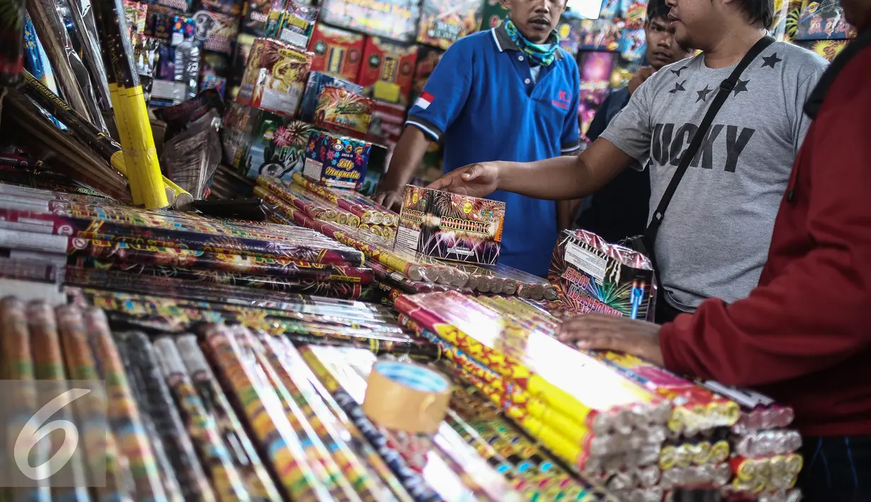 Ratusan bahkan ribuan petasan dan kembang api dijual di Pasar Asemka, Jakarta, Selasa (27/12). Harga petasan yang dijual ini bervariasi, mulai dari puluhan ribu hingga ratusan ribu rupiah. (Liputan6.com/Faizal Fanani)