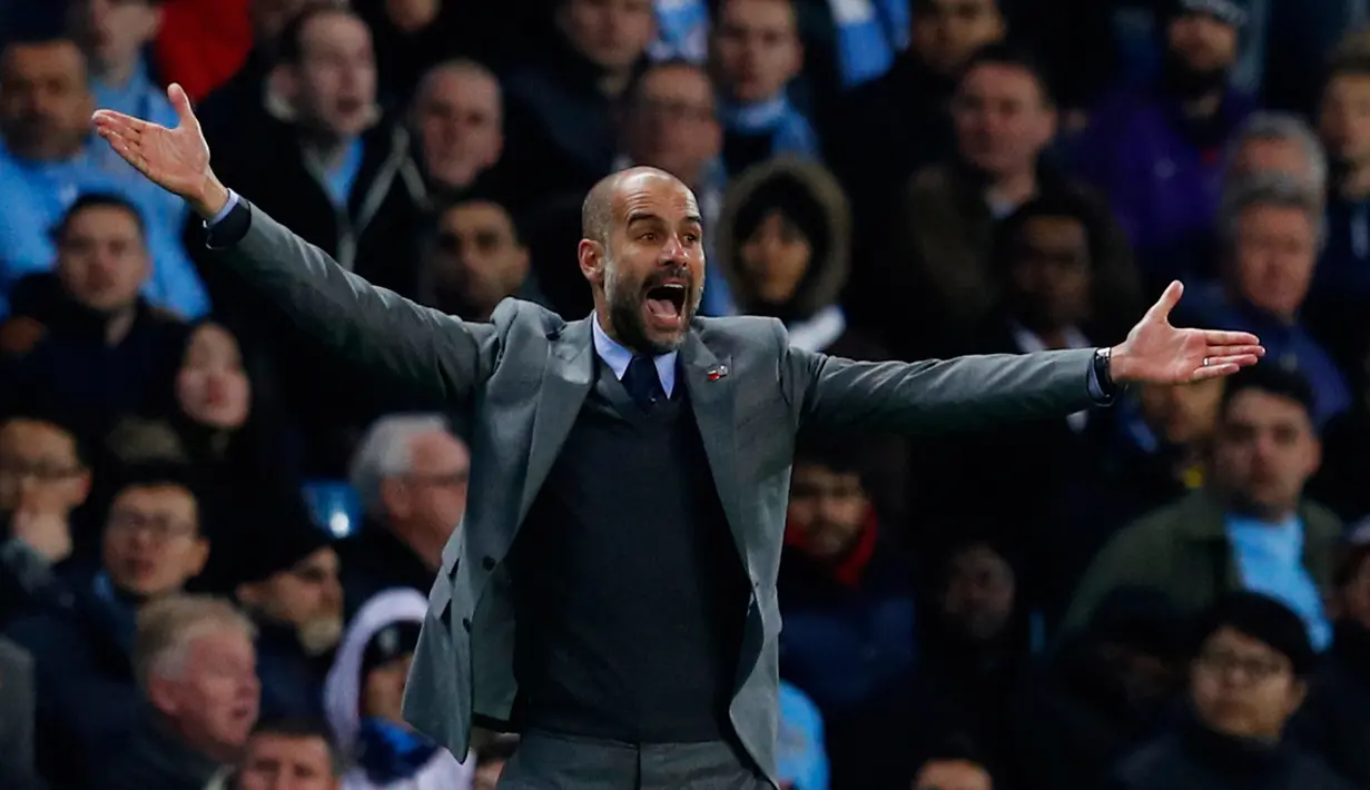 Pelatih City, Pep Guardiola mengintruksikan para pemainnya saat berhadapan dengan Barcelona pada grup C Liga Champions di stadion Etihad, Manchester, (2/11). City menang atas Barcelona dengan skor 3-1. (Reuters/Phil Noble)