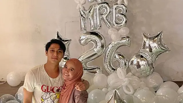 7 Potret Keseruan Ulang Tahun Rizky Billar ke-26, Lesty Ikut Tercebur ke Kolam