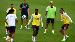 Bek dan penyerang Paris Saint-Germain (PSG) Nordi Mukele (kiri) dan Hugo Ekitike (kanan) menghadiri sesi latihan jelang melawan Monaco, di Saint-Germain-en-Laye, barat Paris pada 26 Agustus 2022. Laga PSG vs AS Monaco di lanjutan Ligue 1 Prancis akan berlangsung pada 29 Agustus 2022 dinihari WIB. (FRANCK FIFE / AFP)