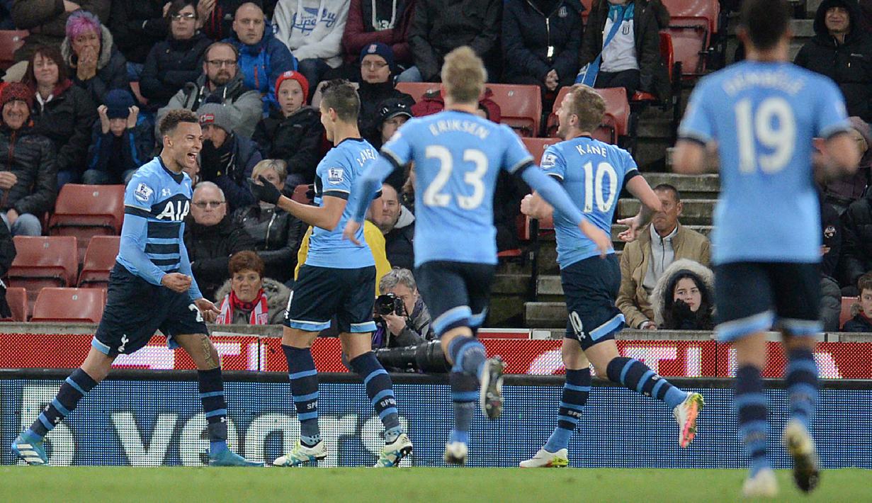 Pemain Tottenham Hotspur, Dele Alli (kiri) mencatatkan namanya pada papan skor saat mencetak gol ke gawang Stoke City  pada lanjutan Liga Inggris di Stadion Britannia, Stoke, Selasa (19/4/2016) dini hari WIB. (AFP/Paul Ellis)