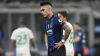 Inter Milan terpeleset di kandang sendiri usai takluk 0-2 dari Sassuolo dalam laga lanjutan Liga Italia, Minggu (20/2/2022). Hasil ini membuat Lautaro Martinez dkk. gagal mengkudeta  AC Milan dari puncak klasemen. Inter masih tertinggal dua poin dari sang rival. (AP/Antonio Calanni)
