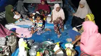 Warga Kojadoi mengungsi diatas kapal motor pasca gempa,Selasa (14/12/2021). (Foto Istimewah)