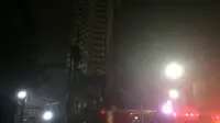 Apartemen Parama di Lebak Bulus Jaksel terbakar Minggu sore tadi. (Andreas Gerry Tuwo/Liputan6.com)