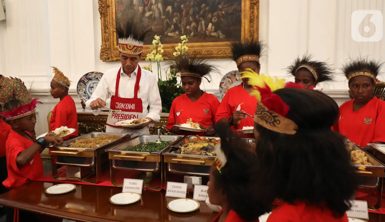 Presiden Joko Widodo atau Jokowi mengajak makan perwakilan anak-anak sekolah dasar dari Papua di Istana Merdeka, Jakarta, Jumat (11/10/2019). Perwakilan anak-anak sekolah dasar dari Papua kompak menggunakan baju merah dan topi rumbai. (Liputan6.com/Angga Yuniar)