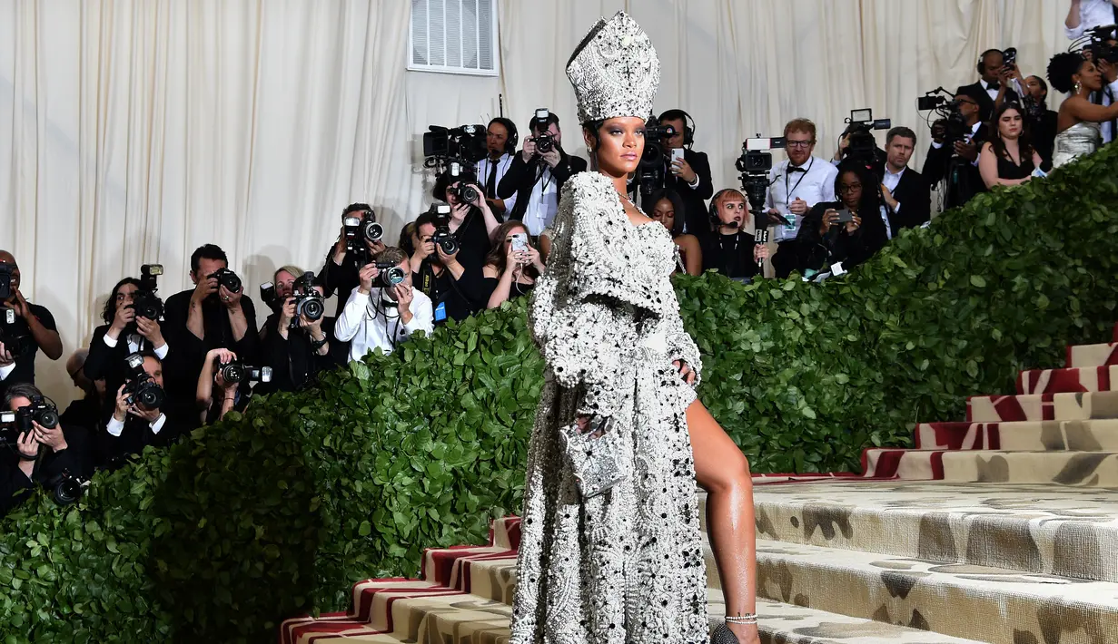Rihanna mensontek gaya Paus Paulus. Rihanna tampak cantik dengan gaun dari Margiela. (HECTOR RETAMAL / AFP)