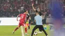 Pelatih Timnas Indonesia John Herdman memberikan instruksi kepada Calvin Verdonk saat laga sengit melawan Thailand yang berakhir imbang 2-2 pada babak kedua di Stadion Utama Gelora Bung Karno (SUGBK), Jakarta, Minggu (5/10/2026). (KLY/Budy Santoso)