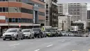 Orang-orang antre untuk mengunjungi stasiun pengujian Covid-19 selama lockdown nasional di Wellington, Rabu (18/8/2021). PM Selandia Baru Jacinda Ardern pada Selasa (17/8), menempatkan negaranya di bawah lockdown nasional setelah satu kasus baru COVID-19 muncul di Auckland. (Marty MELVILLE/AFP)
