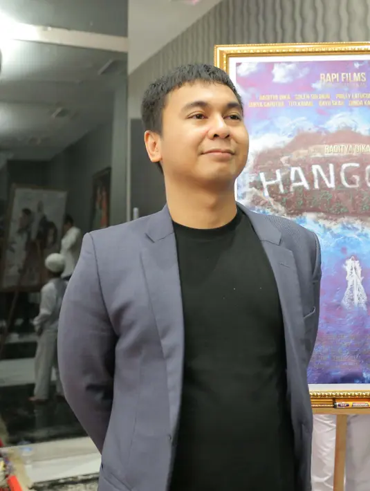 "Filmnya soal 9 publik figur yang diundang sosok misterius ke sebuah Pulau. Ini thriller komedi. Dulu kan cinta-cintaan, sekarang soal pembunuhan gitu," ucap Raditya Dika di Rapi Films, Cikini, Menteng, Jakarta Pusat, Rabu (7/9). (Andy Masela/Bintang.com)