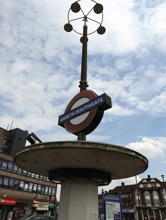 Sebuah papan nama di luar stasiun Tube Southgate yang diubah menjadi Gareth Southgate di London, Senin (16/7). Hal itu sebagai penghormatan untuk pelatih timnas Inggris yang mengantarkan The Three Lions masuk semifinal Piala Dunia 2018 (AP/Robert Stevens)