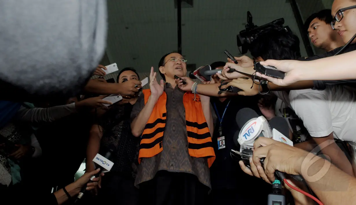 Mantan M‎enteri Agama Suryadharma Ali, berkomentar singkat usai menjalani pemeriksaan perdana usai penetapannya menjadi tahanan di Gedung KPK, Jakarta, Rabu (15/4/2015). (Liputan6.com/Andrian M Tunay)