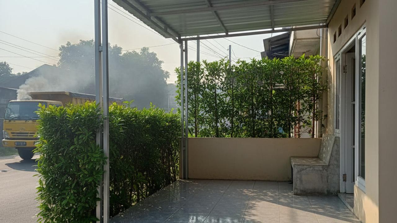 Model Teras Rumah Kecil Dekat Jalan Raya untuk Meredam Debu. Gemini