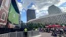 Penggemar sepak bola menyaksikan laga Inggris melawan Kroasia melalui layar raksasa di FIFA Fan Festival Boston, AS, Rabu (17/6/2026). (KLY Sports/Hery Kurniawan/Adv/Powerade)