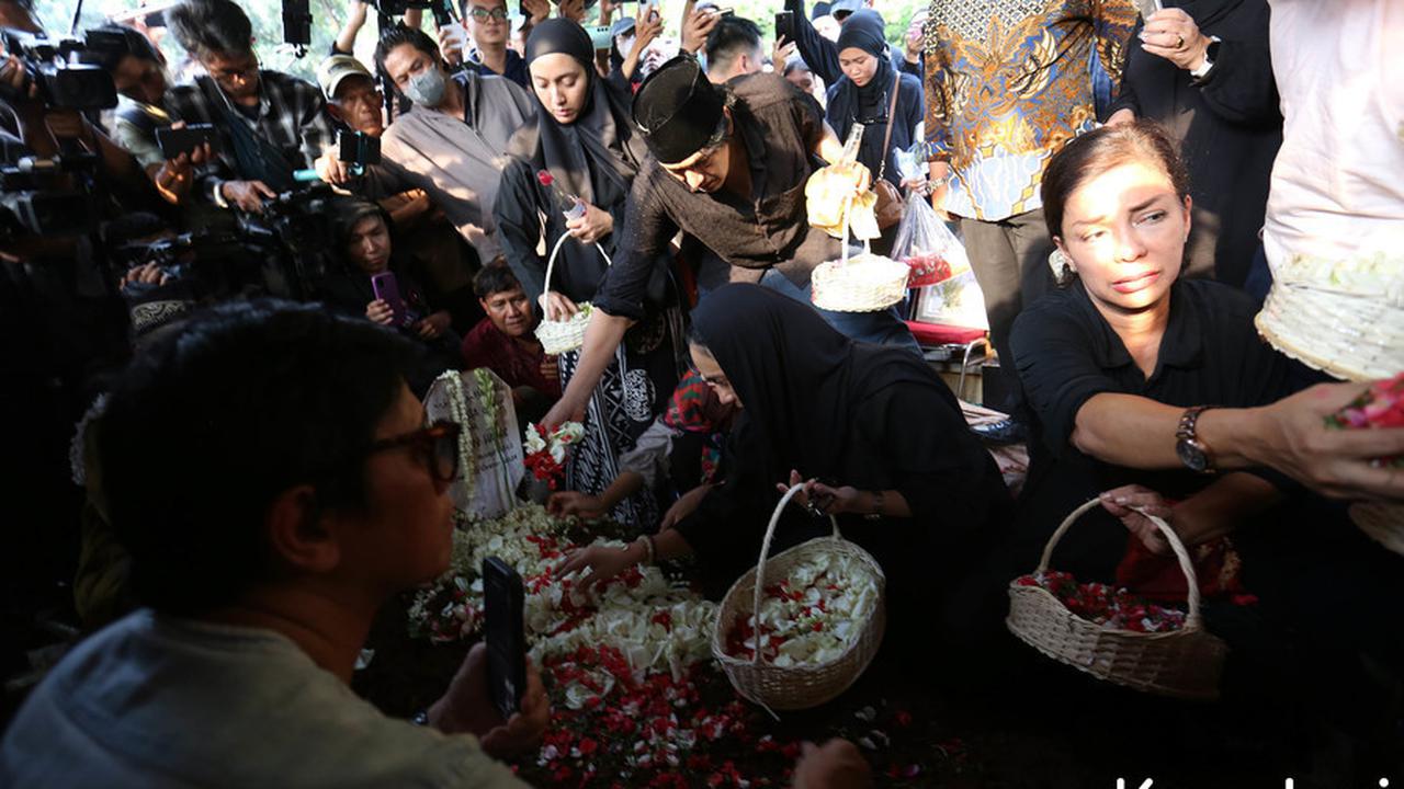9 Potret Ikang Fawzi di Pemakaman Marissa Haque, Lantunkan Azan dalam Liang Lahad
