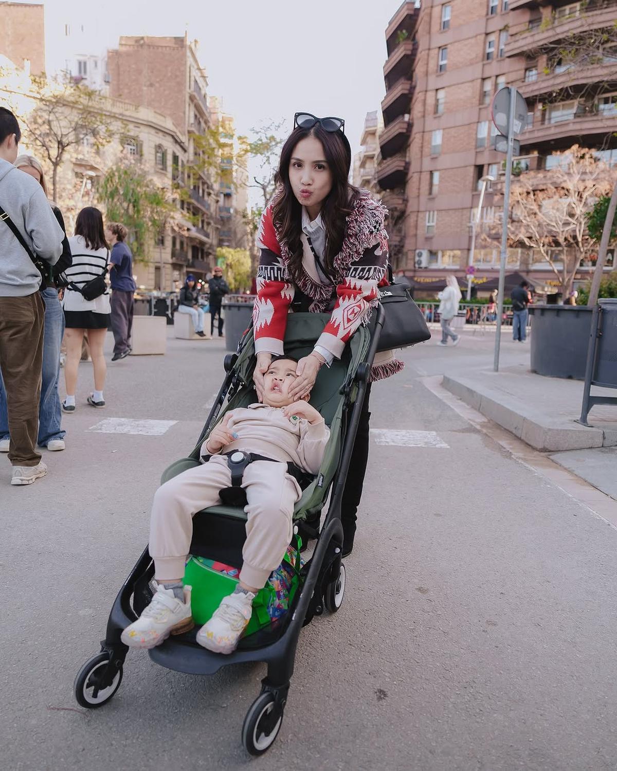 Potret Rayyanza Liburan ke Spanyol Bareng Nagita Slavina, Ngedate Berdua Hingga Cosplay Anak Tunggal