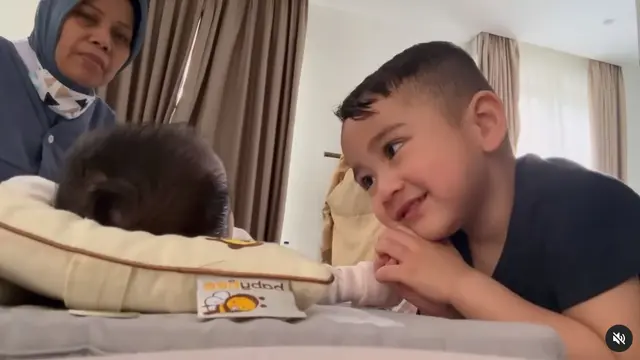 Rayyanza bersama baby Lily. [Foto: Instagram/raffinagita1717]