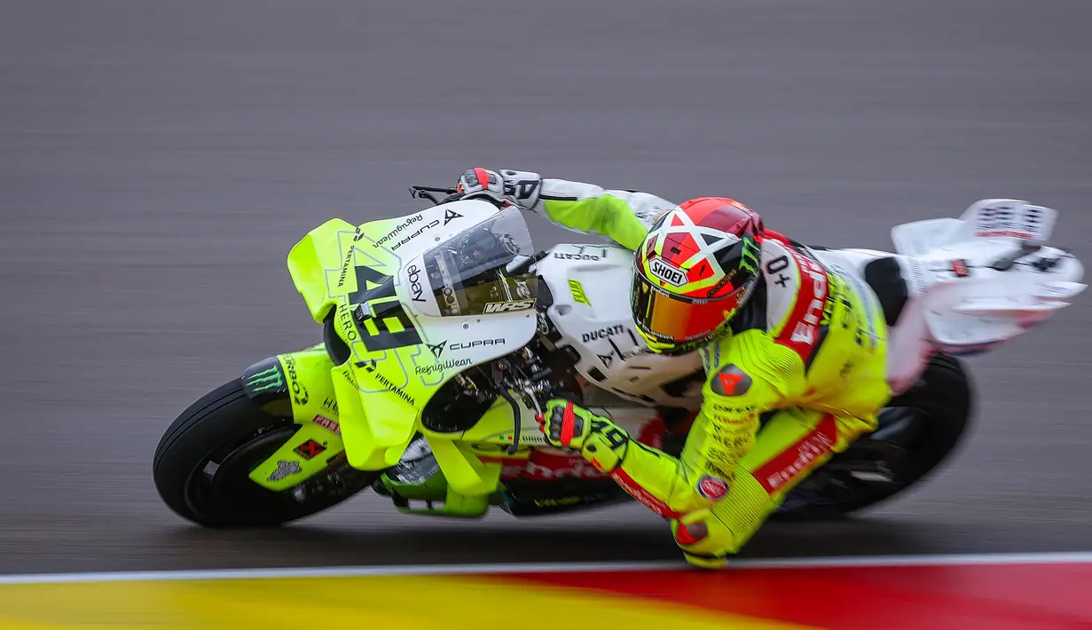 Tempat kedelapan dihuni pembalap MotoGP asal Italia dari Pertamina Enduro VR46 Raging Team, Fabio Di Giannantonio. Tampak dalam foto, Fabio Di Giannantonio saat sesi latihan Grand Prix motor MotoGP Jerman di di Sirkuit Sachsenring, Hohenstein-Ernstthal, Chemnitz, Jerman, 12 Juli 2025. (Ronny Hartmann/AFP)