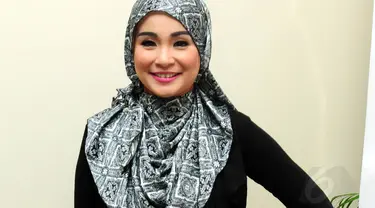 Soraya Larasati tampil cantik menggunakan hijab saat ditemui kawasan Gatot Subroto, Jakarta Selatan, (17/6/14) (Liputan6.com/Panji Diksana)