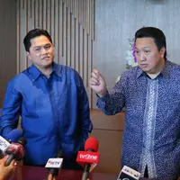Garibaldi Thohir dan Erick Thohir memberikan keterangan kepada awak media usai menyerahkan laporan data aset kepada Kepala Kanwil DJP Wajib Pajak Besar, Jakarta, Rabu, (14/9). (Liputan6.com/Angga Yuniar)
