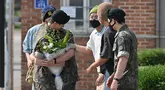 Jin juga menerima buket bunga, dan bertemu kembali dengan lima anggota BTS yakni J-Hope, RM, Jimin, V dan Jungkook. (Jung Yeon-je / AFP)