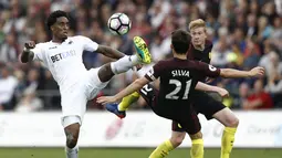 Pemain Swansea City, Leroy Fer (kiri) berebut bola dengan para pemain Manchester City pada lanjutan Premier League di Stadion Liberty, Swansea, Sabtu (24/9/2016). (AFP/Adrian Dennis)