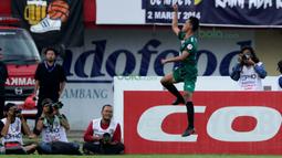 Selebrasi gol Busari striker PSS Sleman saat melawan Bali United pada turnamen sepak bola Bali Island 2016 di Stadion Gelora Samudra, Kuta Bali, Selasa (23/2/2016). (Bola.com/Peksi Cahyo)