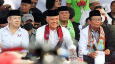Pasangan calon presiden dan calon wakil presiden nomor urut 3 Ganjar Pranowo (tengah) dan Mahfud MD (kanan) didampingi Ketua Umum Partai Perindo Hary Tanoesoedibjo (kiri) saat menghadiri acara deklarasi dukungan di Lapangan Jalan Akses Rusun, Cakung, Jakarta Timur, Sabtu (6/1/2024). Keluarga Besar Forum Betawi Rempug (FBR) dan Ikatan Keluarga Madura (IKM) mendeklarasikan dukungannya kepada pasangan Ganjar Pranowo-Mahfud MD pada Pilpres 2024. (Liputan6.com/Herman Zakharia)