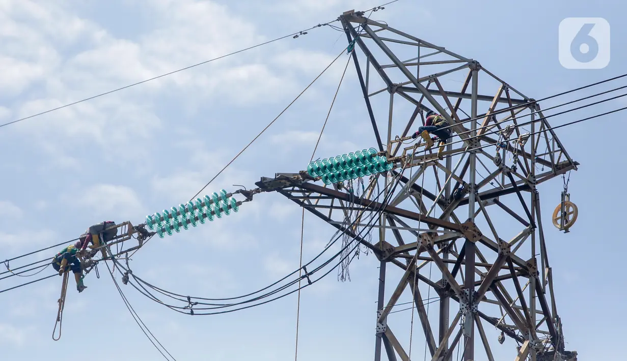Pekerja memperbaiki kabel listrik Pembangkit Listrik Tenaga Uap (PLTU) Banten 3 Lontar, di Tangerang, Rabu (29/4/2020). PLN (Persero) semula menargetkan puncak commercial operation date (COD) pembangkit terjadi pada 2020 dengan kapasitas pembangkit mencapai 8.823 MW. (Liputan6.com/Fery Pradolo)