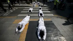 Upacara oleh umat Budha di tengah kota Seoul, sebagai aksi meminta pemerintah setempat untuk mengangkat kapal feri Sewol yang tenggelam sebelum peringatan setahun tragedi tersebut, Seoul, Korsel, Kamis (26/3/2015). (Reuters/Kim Hong-Ji)