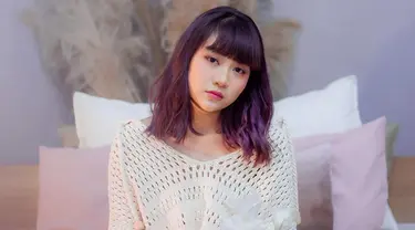 Tak hanya warna netral, pelantun lagu Rinduku ini sempat mengganti warna rambutnya dengan warna yang nyentrik yaitu ungu. Penampilannya terlihat elegan. (Liputan6.com/IG/@gheaindrawari)