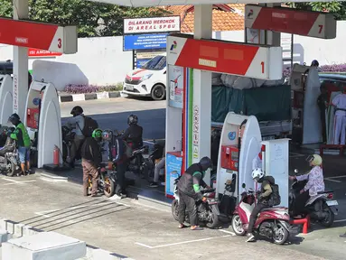 Sejumlah pengendara motor antre mengisi BBM jenis Pertalite di salah satu SPBU, Jakarta, Rabu (20/12/2023). (Liputan6.com/Angga Yuniar)