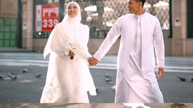Dara Arafah Tampil Sederhana nan Elegan dalam Abaya Putih Saat Akad Nikah di Masjid Nabawi