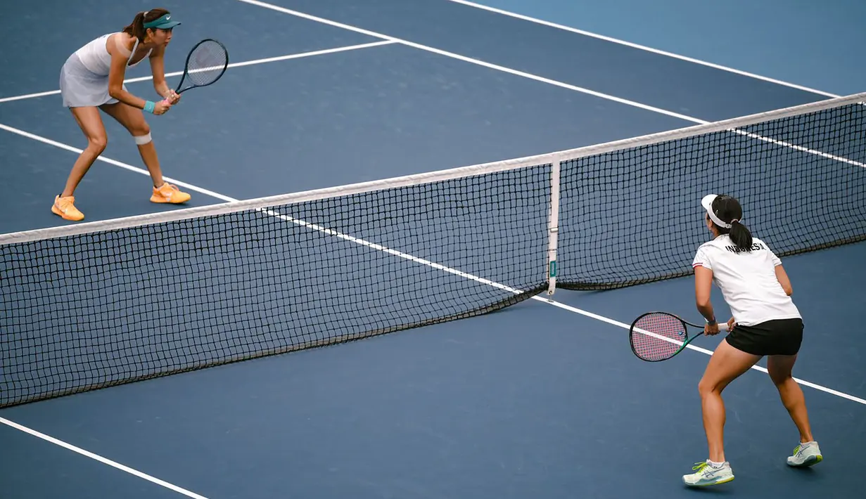 Petenis putri Indonesia, Aldila Sutjiadi (kanan) yang berpasangan dengan Janice Tjen bersiaga di depan net saat menghadapi wakil Chinese Taipei, Chan Hao Ching/Chan Yung Jan pada laga semifinal nomor ganda putri tenis Asian Games 2022 di Hangzhou Olympic Centre Tennis, Hangzhou, China, Kamis (28/9/2023) siang WIB. (NOC Indonesia/Hendri K Rahman)