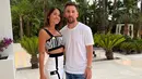 <p>Berpose bersama suaminya, Messi, Antonella terlihat manis mengenakan bralette top dan rok mini. Walaupun outfitnya dominan warna hitam putih, pemilihan warna hijau pada heels membuatnya tampil unik dan chic. [Instagram/antonelaroccuzzo]</p>