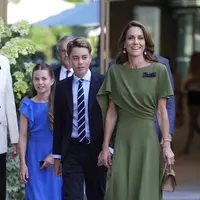 Duo ibu-anak di Royal Box Wimbledon 2026 tampil serasi: Kate dalam gaun hijau Emilia Wickstead, Charlotte bergaun biru Trotters London. (Photo by Andrew Matthews / POOL / AFP