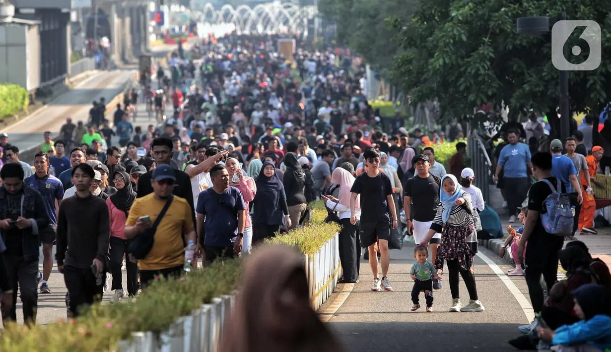 Seperti biasa, momen Hari Bebas Kendaraan Bermotor atau car free day (CFD) di Jakarta pada Minggu pagi dimanfaatkan warga untuk beragam aktivitas, salah satunya dengan berolahraga. (Liputan6.com/Angga Yuniar)