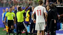 Wasit Ivan Barton menunjukkan kartu kuning kepada Vincenzo Montella, pelatih kepala Timnas Turki, selama pertandingan Grup D Piala Dunia 2026 antara Turki dan Paraguay di Stadion San Francisco Bay Area pada 20 Juni 2026 di Santa Clara, California. (Richard Heathcote/Getty Images via AFP)