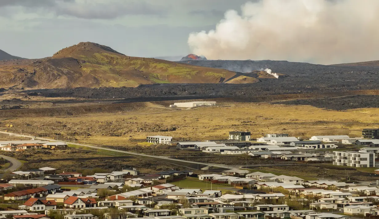 Aktivitas ini sekali lagi mengancam Grindavik, sebuah kota pesisir berpenduduk 3.800 orang, dan menyebabkan evakuasi spa geotermal Blue Lagoon yang populer, salah satu atraksi turis terbesar di Islandia. (AP Photo/Marco di Marco)