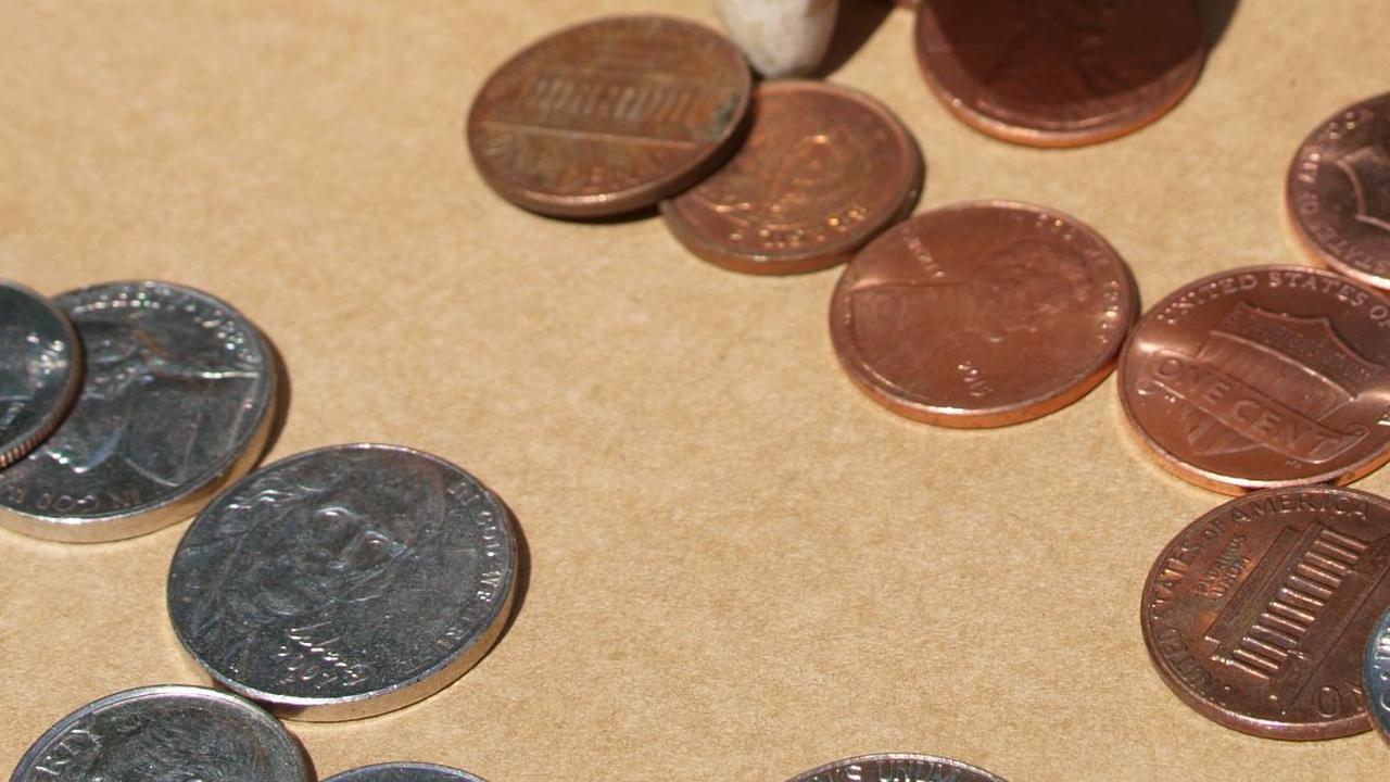 Cara menghitung persen merupakan salah satu materi matematika dasar yang perlu diketahui oleh semua orang. Sebab, perhitungan persen sering kali dipakai dalam kehidupan sehari-hari. Baik digunakan untuk menghitung diskon atau potongan harga, besaran untun